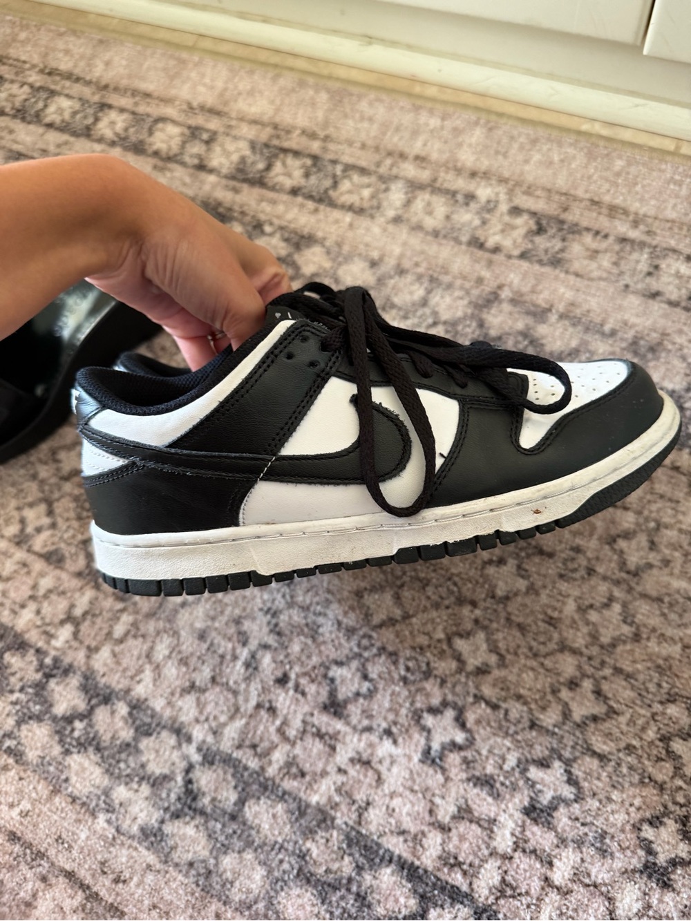 Kids Black and White Low-Top Skate Sneakers youth 7 fit 8.5 for women